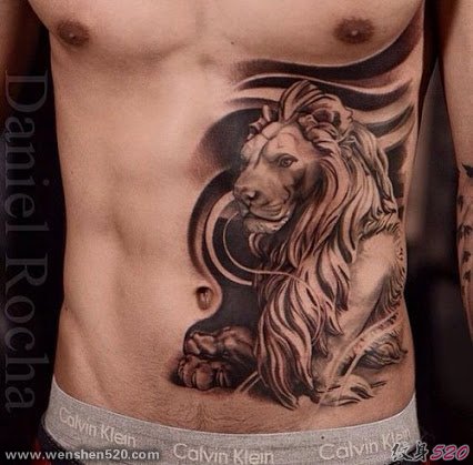 男子左侧腹部帅气的图腾和狮子纹身图片