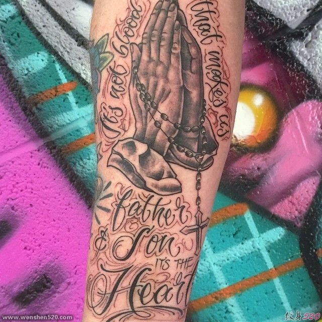 一组祈祷之手纹身图案