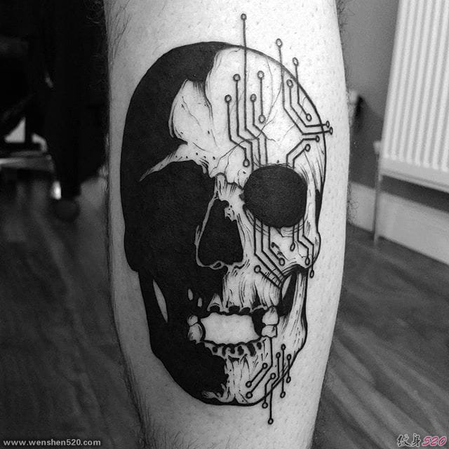 黑色骷髅头,刀和匕首纹身图案来自马特·佩蒂斯