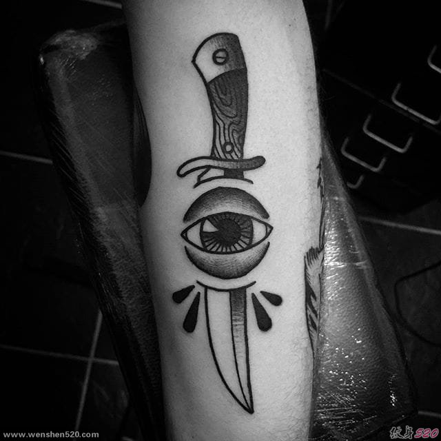 黑色骷髅头,刀和匕首纹身图案来自马特·佩蒂斯