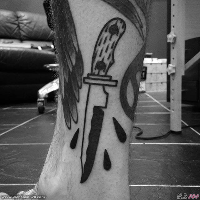 黑色骷髅头,刀和匕首纹身图案来自马特·佩蒂斯