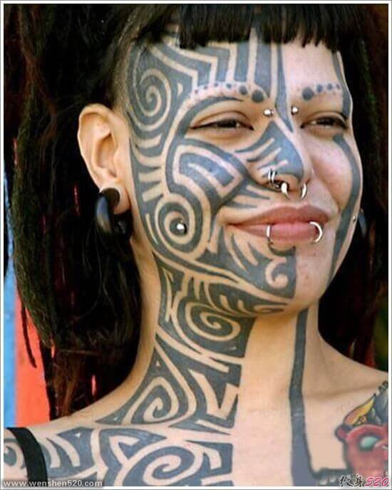 让人无法接受的女性脸部纹身图案