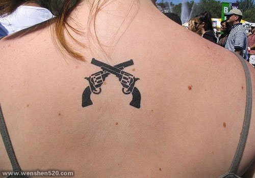 女性各种枪纹身图案