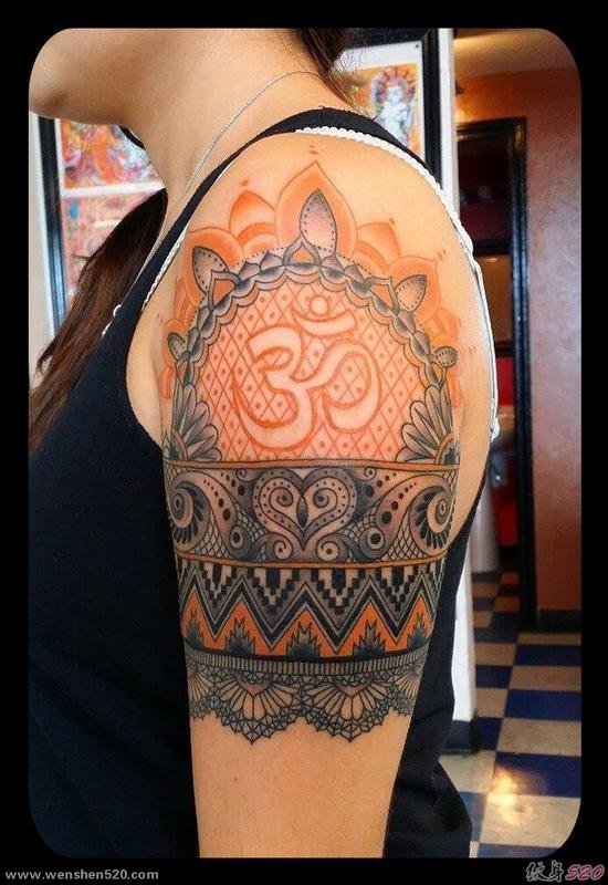 女性左手臂上的装饰梵文纹身图案