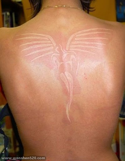 女性背上的天使隐形纹身图案