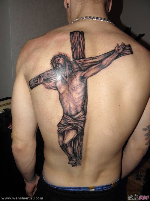 男性背上背着的大十字架纹身图片