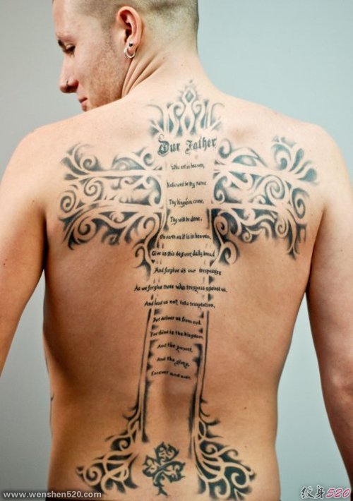男性背上背着的大十字架纹身图片