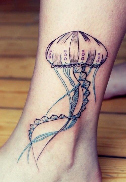 脚踝处漂亮的水母纹身