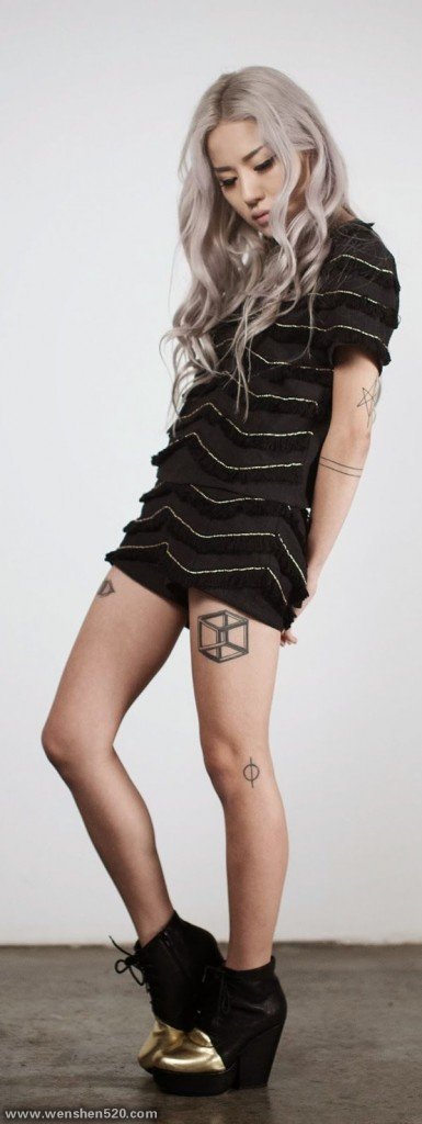 女性漂亮的大腿纹身图片