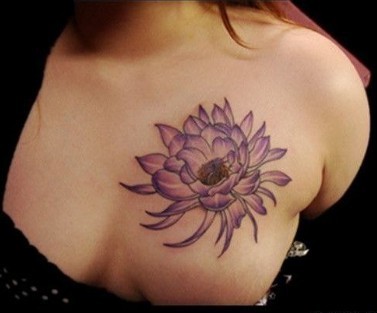 女性胸部好看的莲花纹身
