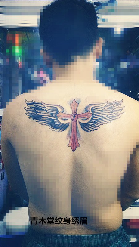 男性大背翅膀纹身图案