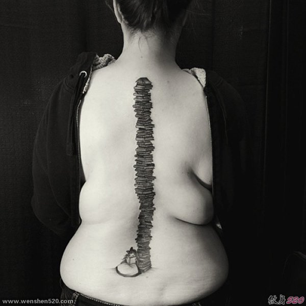 人体脊椎线上的纹身图案