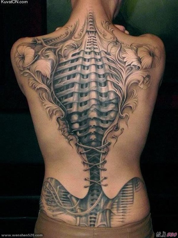 人体脊椎线上的纹身图案