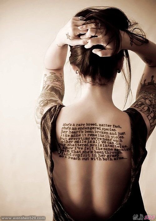 女性背上简洁的英文字纹身图案
