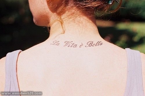 女性背上简洁的英文字纹身图案
