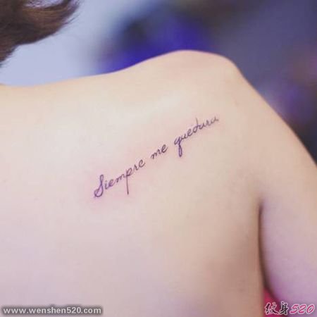 女性背上简洁的英文字纹身图案