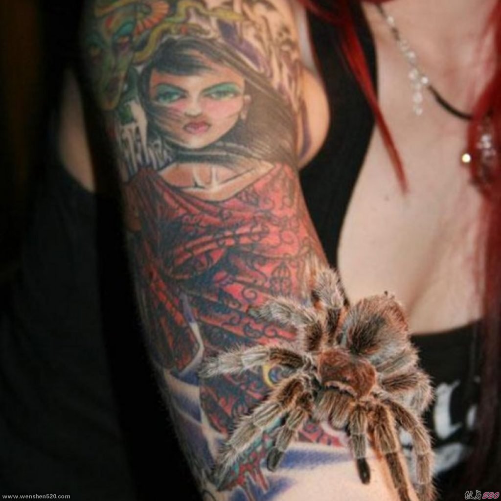 漂亮的女性花臂纹身图案