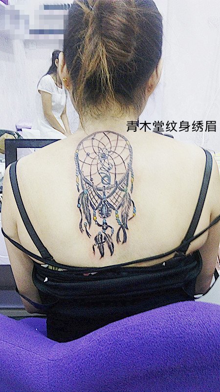 女子背上捕梦网纹身图案
