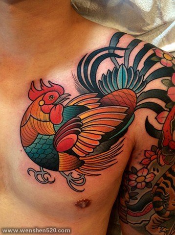 男子左胸部漂亮的彩色大公鸡纹身图案
