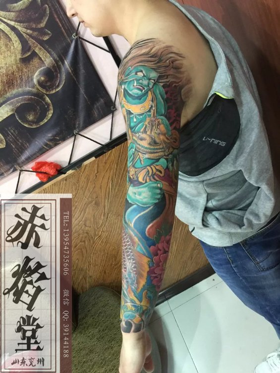 山东兖州赤焰堂纹身店 小青年画笔纹身 霸气纹身