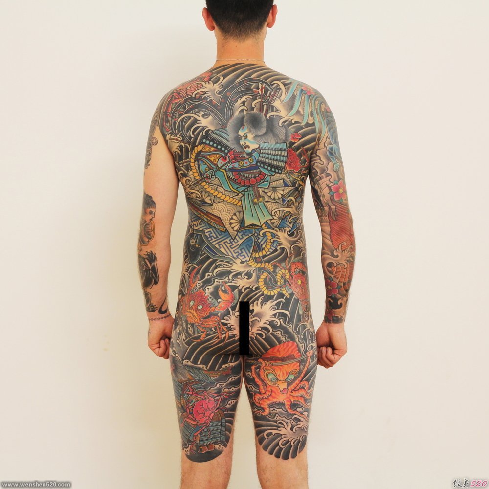男子满背日本传统风格纹身图案