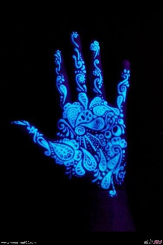 手指关节上的荧光隐形纹身图案