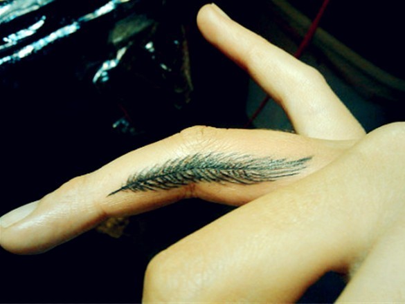 女性手指黑色羽毛漂亮意境刺青