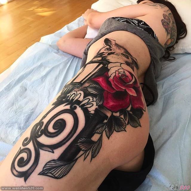 女性热情洋溢的臀部纹身图案