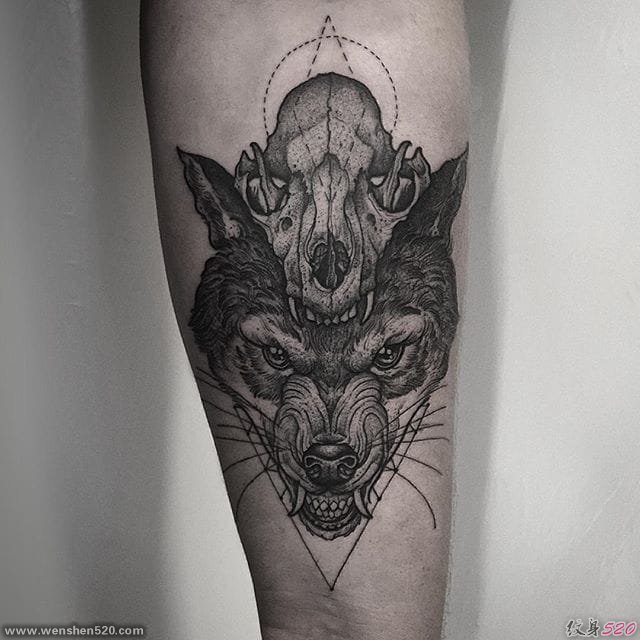 很棒的有魅力的黑色点刺纹身图案来自托马斯•贝茨