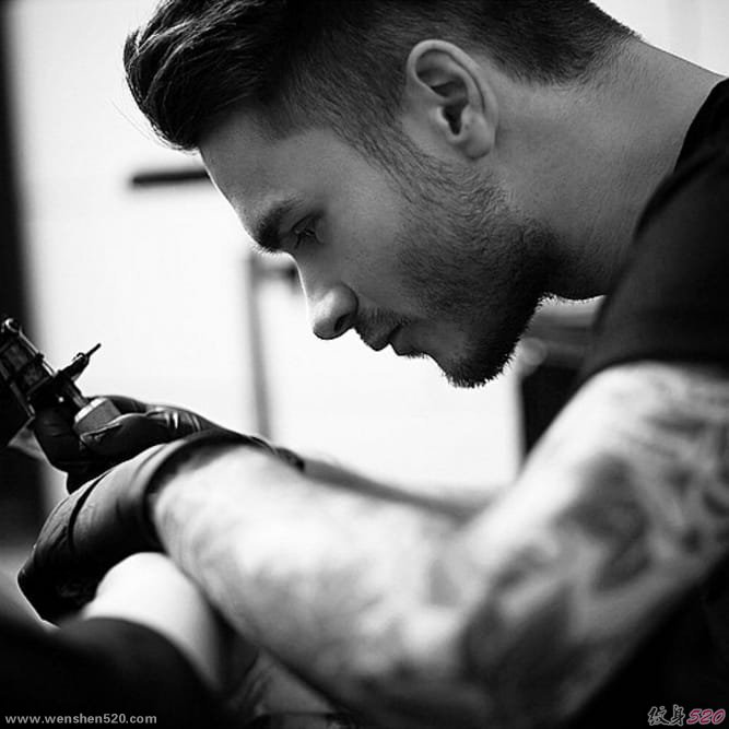 很棒的有魅力的黑色点刺纹身图案来自托马斯•贝茨