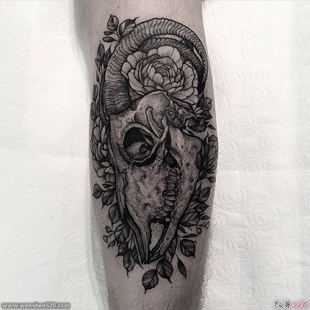 很棒的有魅力的黑色点刺纹身图案来自托马斯•贝茨