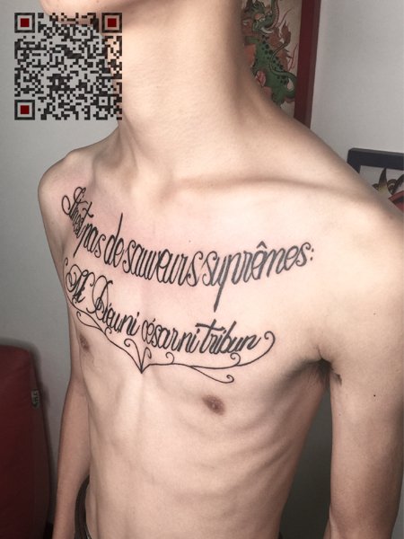 男性花胸字母纹身