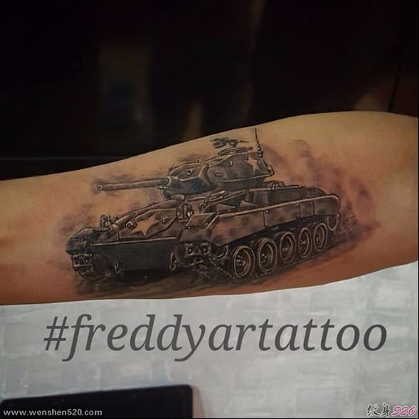 为战斗做好准备的坦克纹身图案