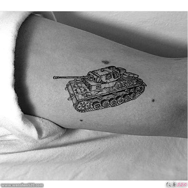 为战斗做好准备的坦克纹身图案