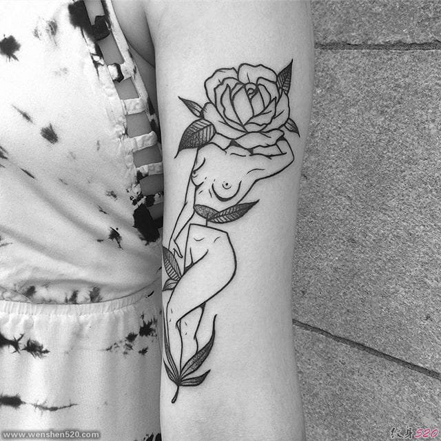 出自莉迪亚玛丽的简单黑色墨水线条纹身图案