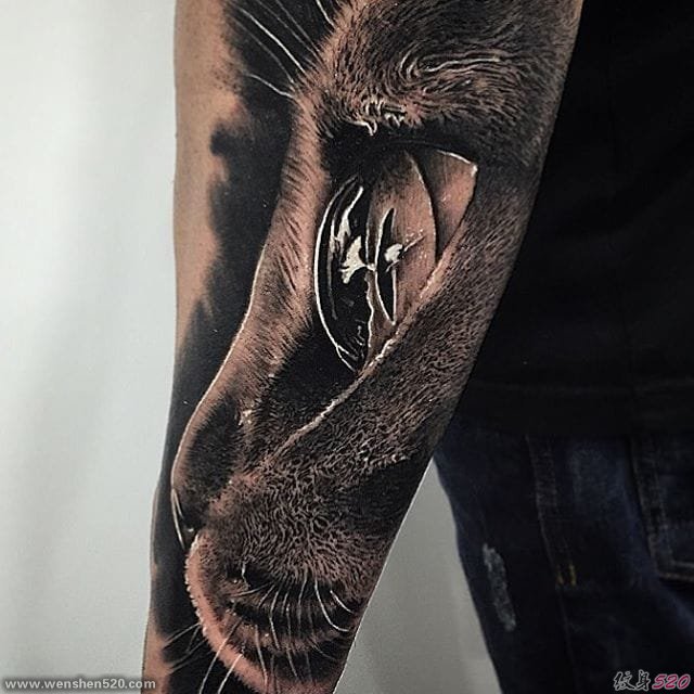 手臂上令人惊叹的黑灰色现实主义动物纹身图案来自塞缪尔