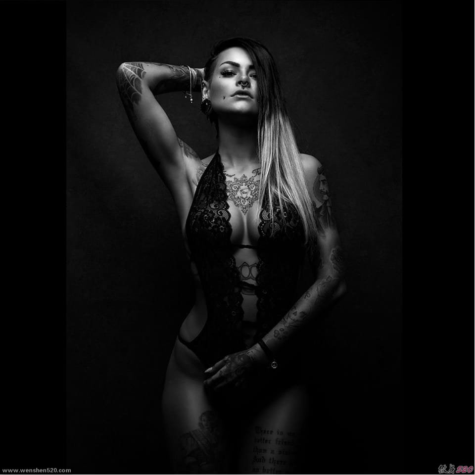 性感的纹身摄影，欧美纹身女性黑暗中的性感与美的演绎