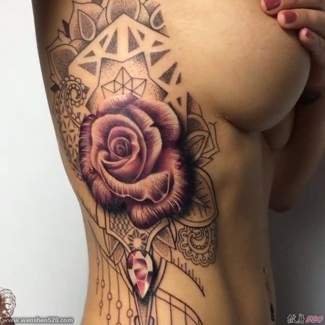 女性侧肋上性感华丽的纹身图案
