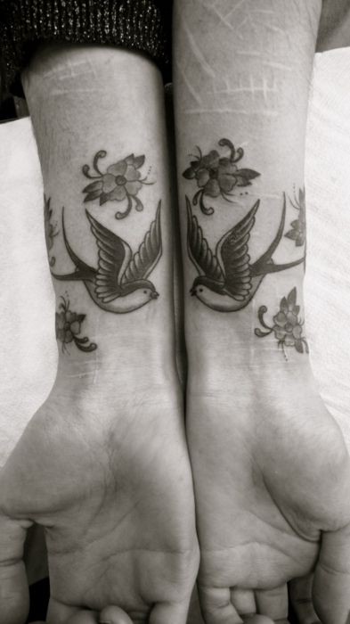 手腕燕子花朵纹身
