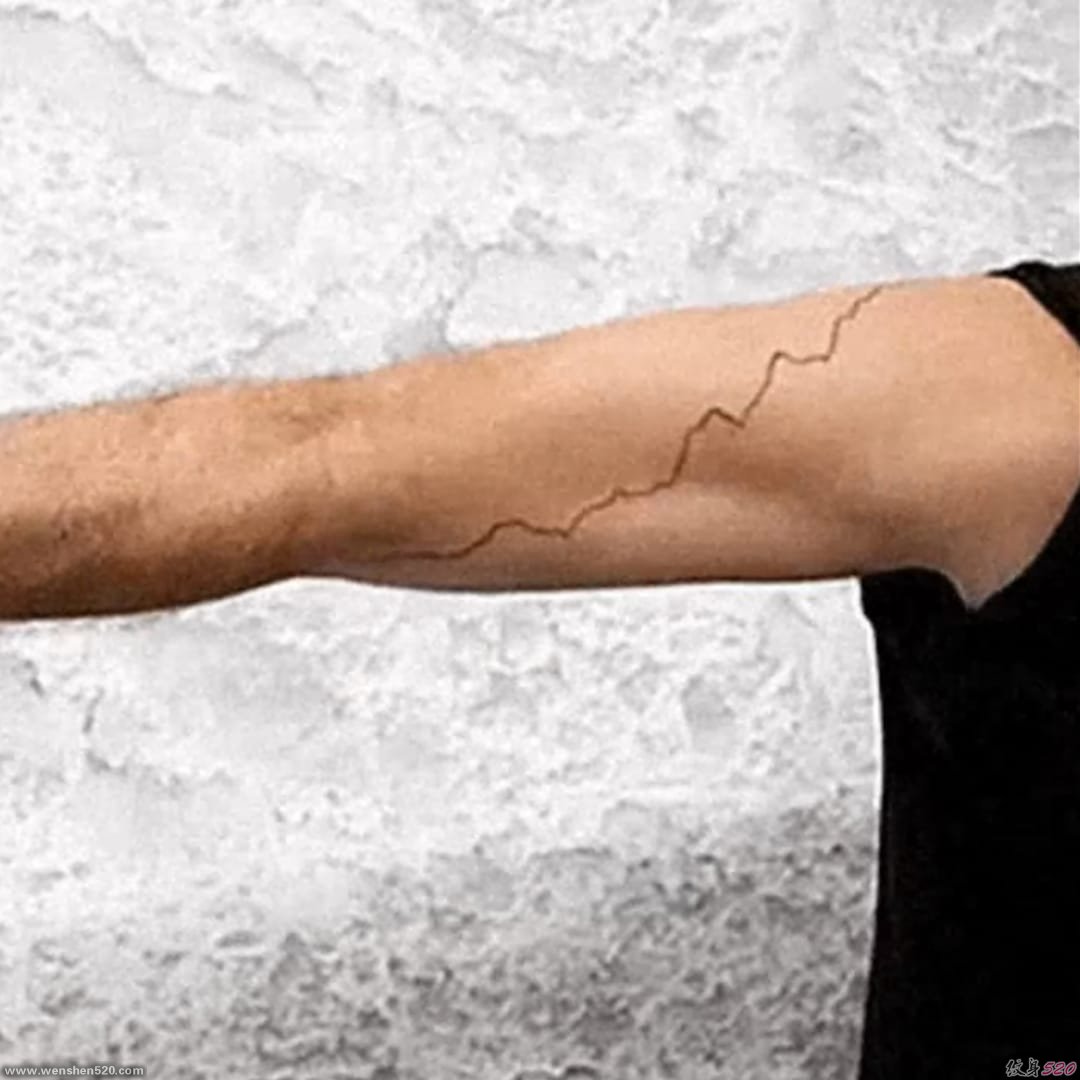 男子右手臂上的简单线条纹身图案