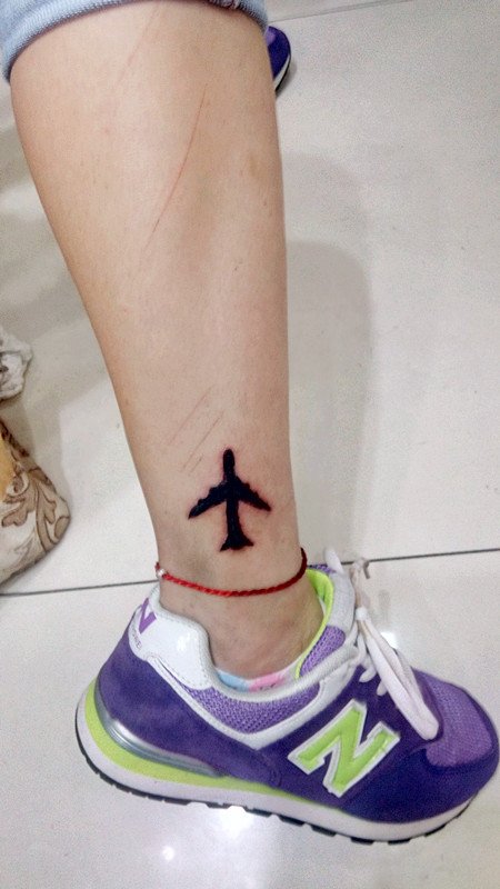 丰庄纹身店，脚踝旁小飞机纹身图案。