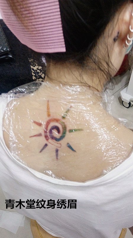 封浜纹身店，七彩太阳纹身图案
