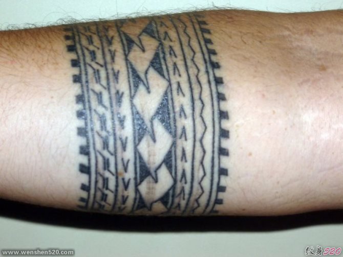手臂上帅气的环形部落图腾纹身图案