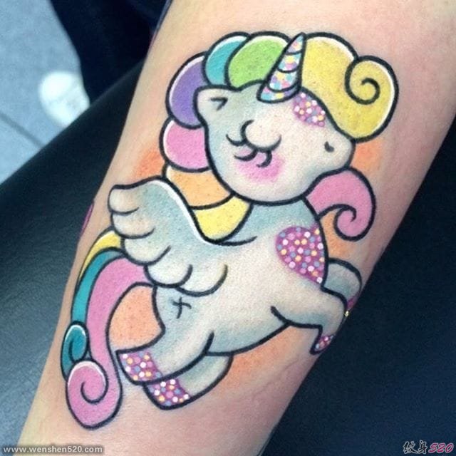 女生喜爱的可爱粉色调纹身图案