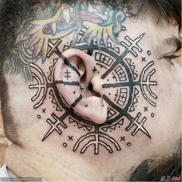 17款大胆的极简主义耳朵部位纹身图案