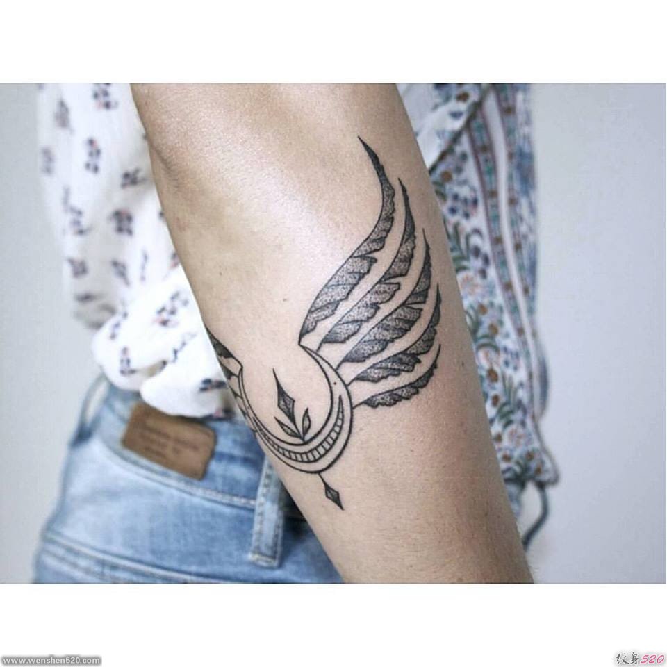 黑色划线点刺纹身图案来自泽利娜