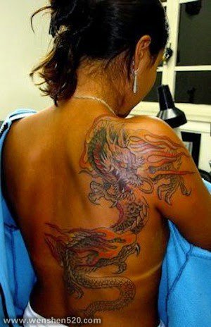 女性后背上帅气漂亮的龙纹身图案