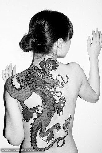 女性后背上帅气漂亮的龙纹身图案