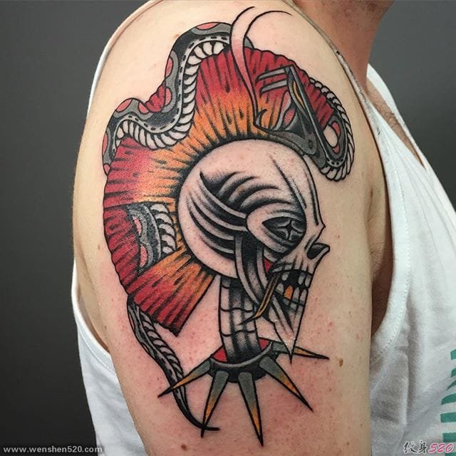 休·谢尔顿的精致独特的传统纹身图案