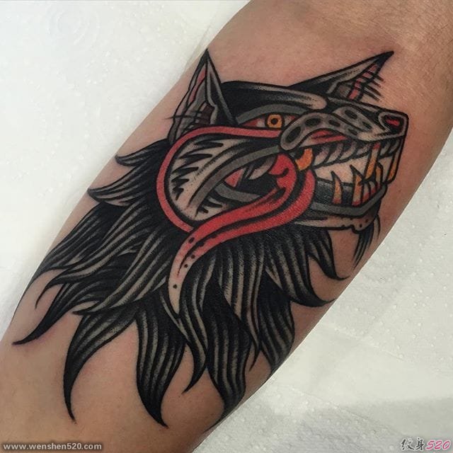 休·谢尔顿的精致独特的传统纹身图案